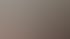 Ein Mann und eine Frau sitzen an einem Holztisch, die Frau spricht, im Hintergrund ist ein Banner mit "MARRIED".