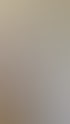 Ein Physiotherapeut mit weißem Poloshirt steht an einem Whiteboard und erklärt das Krankheitsbild Sarkopenie